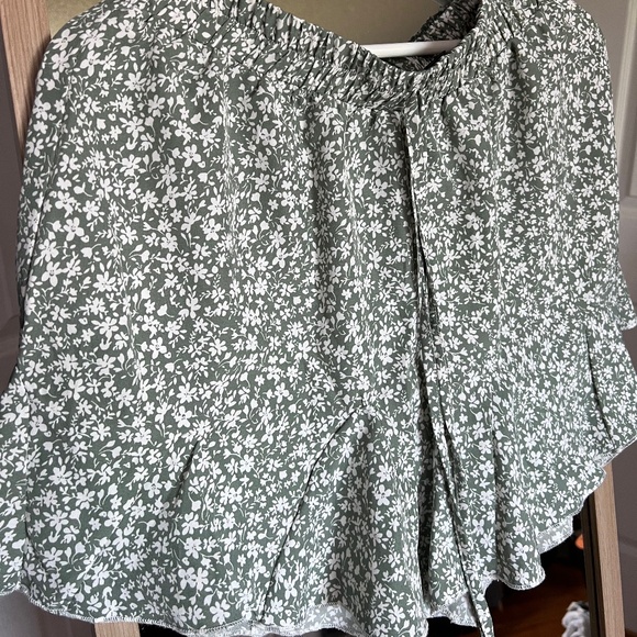 Sage Green Floral Ruffle Hem Shorts – Size L - Picture 1 of 5
